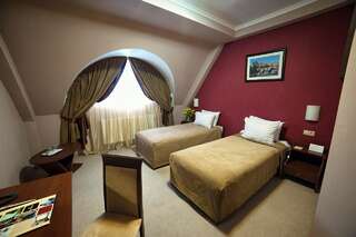 Отель Hotel Praha Ужгород Стандартный двухместный номер с 2 отдельными кроватями-1
